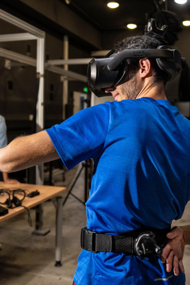 Athlète de relai équipé d'un casque de réalité virtuelle prêt à démarrer sa course