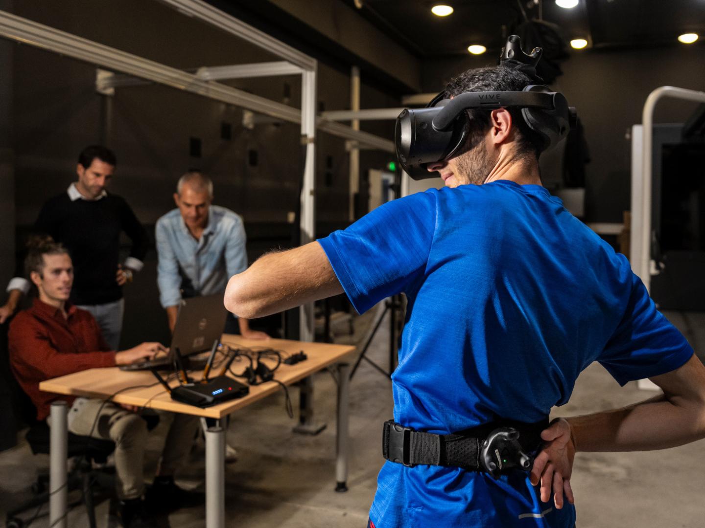 Athlète de relai équipé d'un casque de réalité virtuelle prêt à démarrer sa course