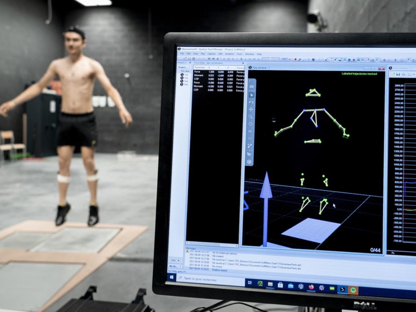 Personne sur une plateforme de saut instrumentée et modélisation numérique de son saut